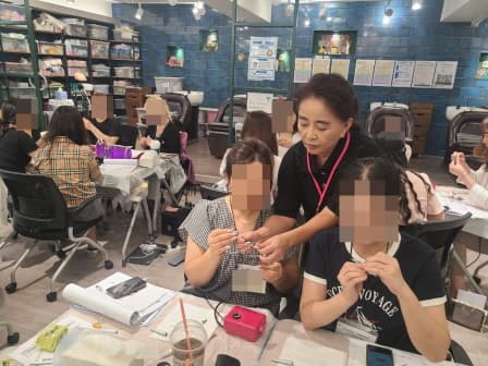 AI 활용기반 스킨아트 에어브러시 교육 장면