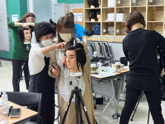 꾸미기_뷰티산업연구소-바버 트렌드 스타일_이복희교수,김경민대표_221001_02-45393837245.jpg