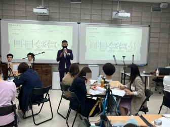 꾸미기_뷰티산업연구소-바버 트렌드 스타일_이복희교수,김경민대표_221001_02-45393837267.jpg