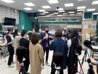 꾸미기_뷰티산업연구소-바버 트렌드 스타일_이복희교수,김경민대표_221001_02-45393837286.jpg