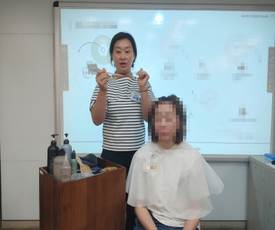 [꾸미기]뷰티산업연구소-2일차_두피모발관리_전희영교수_23년7월23일-52754392811.jpg